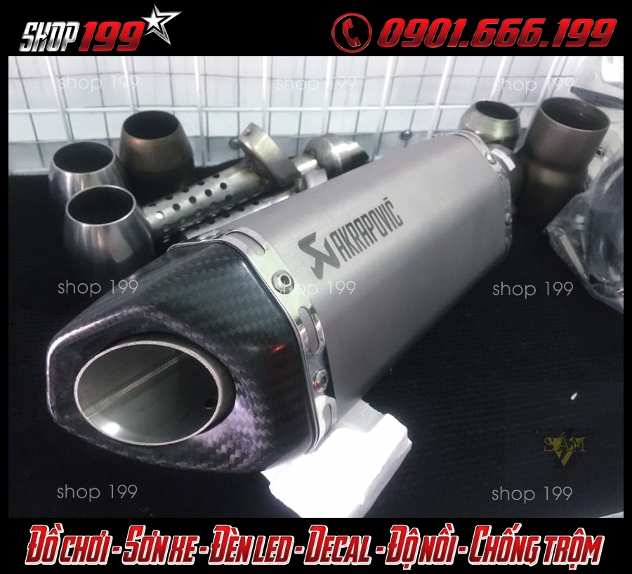 Pô Akrapovic màu bạc độ đẹp cho xe FZ150 chụp từ phía sau